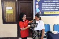 Plt Kepala SMKN Pantai Baru, Novita K. Fuah, S.Pd, menyerahkan kado kenang-kenangan kepada Bu Eni Marlina Rasie dalam acara perpisahan, Jumat (17/10/2025).