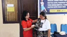 Plt Kepala SMKN Pantai Baru, Novita K. Fuah, S.Pd, menyerahkan kado kenang-kenangan kepada Bu Eni Marlina Rasie dalam acara perpisahan, Jumat (17/10/2025).