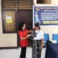 Plt Kepala SMKN Pantai Baru, Novita K. Fuah, S.Pd, menyerahkan kado kenang-kenangan kepada Bu Eni Marlina Rasie dalam acara perpisahan, Jumat (17/10/2025).