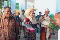 umat Katolik menyambut kedatangan Uskup Agung Kupang, Mgr. Hironimus Pakaenoni.