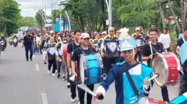 SAMBUT HGN 2025: Momen kebersamaan peserta dalam kegiatan Jalan Sehat untuk memeriahkan peringatan HUT PGRI dan Hari Guru Nasional (HGN) 2025. (Foto: Ama Beding)