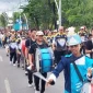 SAMBUT HGN 2025: Momen kebersamaan peserta dalam kegiatan Jalan Sehat untuk memeriahkan peringatan HUT PGRI dan Hari Guru Nasional (HGN) 2025. (Foto: Ama Beding)