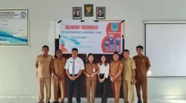Keterangan Foto: Korwas SMK, SMA, dan SLB Kabupaten Rote Ndao, Jeri G. P. Lian, S.Pi, berpose bersama Kepala SMKN Pantai Baru, **Novita K. Fuah, S.Pd**, serta panitia pelaksana Tes Kemampuan Akademik (TKA) hari pertama sebelum dimulainya ujian, Senin (3/11/2025).