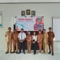 Keterangan Foto: Korwas SMK, SMA, dan SLB Kabupaten Rote Ndao, Jeri G. P. Lian, S.Pi, berpose bersama Kepala SMKN Pantai Baru, **Novita K. Fuah, S.Pd**, serta panitia pelaksana Tes Kemampuan Akademik (TKA) hari pertama sebelum dimulainya ujian, Senin (3/11/2025).
