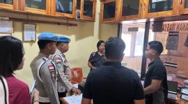 **Keterangan foto:** Pasca pelantikan Kasipropam Polres Rote Ndao yang baru, Iptu I Gede Putu Parwata, S.H., jajaran Propam langsung tancap gas melaksanakan tugas pengawasan dan penegakan disiplin bagi seluruh personel. Aksi cepat ini menunjukkan komitmen kuat dalam menegakkan profesionalisme dan kedisiplinan di lingkungan Polres Rote Ndao.