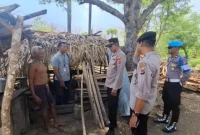 **Keterangan Foto:** Kasipropam Polres Rote Ndao, Iptu I Gede Putu Parwata, S.H., memimpin pengawasan kegiatan penertiban peredaran minuman keras oleh jajaran Polres Rote Ndao. Propam memastikan setiap anggota bertugas sesuai prosedur dan menjunjung tinggi etika kepolisian.