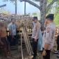 **Keterangan Foto:** Kasipropam Polres Rote Ndao, Iptu I Gede Putu Parwata, S.H., memimpin pengawasan kegiatan penertiban peredaran minuman keras oleh jajaran Polres Rote Ndao. Propam memastikan setiap anggota bertugas sesuai prosedur dan menjunjung tinggi etika kepolisian.