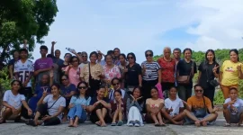 Warga Jemaat GMIT Syalom Mokdale berfoto bersama di destinasi wisata Mulut Seribu, Desa Daima, Rote Ndao — Minggu, 8 November 2025.