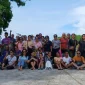 Warga Jemaat GMIT Syalom Mokdale berfoto bersama di destinasi wisata Mulut Seribu, Desa Daima, Rote Ndao — Minggu, 8 November 2025.