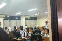Keterangan Foto: Tujuh siswa SMAN 1 Soe, Timor Tengah Selatan, NTT, mengikuti Tes Kemampuan Akademik (TKA) di SMAN 2 Jakarta pada 17–18 November 2025, didampingi oleh Dionisia Lakapu, dengan koordinasi dari Dinas Pendidikan dan panitia penyelenggara.