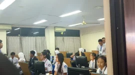 Keterangan Foto: Tujuh siswa SMAN 1 Soe, Timor Tengah Selatan, NTT, mengikuti Tes Kemampuan Akademik (TKA) di SMAN 2 Jakarta pada 17–18 November 2025, didampingi oleh Dionisia Lakapu, dengan koordinasi dari Dinas Pendidikan dan panitia penyelenggara.