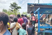 Keterangan Foto: Anggota Pos Satuan Tugas Yonif 123/Rajawali Pos Fayit membagikan nasi bungkus gratis kepada masyarakat dalam rangka memeriahkan *Minggu Berkah*. Kegiatan sosial ini digelar untuk mempererat silaturahmi dan membantu warga di Distrik Fayit, Kabupaten Asmat, Papua Selatan, Minggu (16 November 2025).