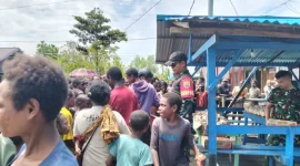 Keterangan Foto: Anggota Pos Satuan Tugas Yonif 123/Rajawali Pos Fayit membagikan nasi bungkus gratis kepada masyarakat dalam rangka memeriahkan *Minggu Berkah*. Kegiatan sosial ini digelar untuk mempererat silaturahmi dan membantu warga di Distrik Fayit, Kabupaten Asmat, Papua Selatan, Minggu (16 November 2025).