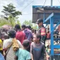 Keterangan Foto: Anggota Pos Satuan Tugas Yonif 123/Rajawali Pos Fayit membagikan nasi bungkus gratis kepada masyarakat dalam rangka memeriahkan *Minggu Berkah*. Kegiatan sosial ini digelar untuk mempererat silaturahmi dan membantu warga di Distrik Fayit, Kabupaten Asmat, Papua Selatan, Minggu (16 November 2025).