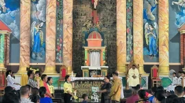 Keterangan foto: Ketua Pemuda Katolik Komcab Rote Ndao, Ida Farida Jemida didampingi pengurus menyerahkan secara simbolis dua unit tong sampah kepada Ketua 2 DPP St. Kristoforus Ba'a, Maria Stefana Thius, Minggu (23/11/2025).