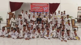 Pembinaan olahraga taekwondo di Kabupaten Rote Ndao kembali tampak kuat dengan terselenggaranya Ujian Kenaikan Tingkat (UKT) di Auditorium Bumi Tii Langga Permai, Minggu 23 November 2025.