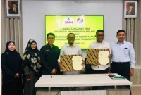 Kepala dinas Dan Perpustakaan Kabupaten Lembata Anselmus Asan Ola,AP.,M.Si sedang menandatangani perjanjian kerja sama dengan Universitas Muhammadiyah Malang 25 Oktober 2025 di Malang untuk membantu Gerakan Lembata Baca.