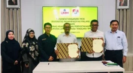 Kepala dinas Dan Perpustakaan Kabupaten Lembata Anselmus Asan Ola,AP.,M.Si sedang menandatangani perjanjian kerja sama dengan Universitas Muhammadiyah Malang 25 Oktober 2025 di Malang untuk membantu Gerakan Lembata Baca.