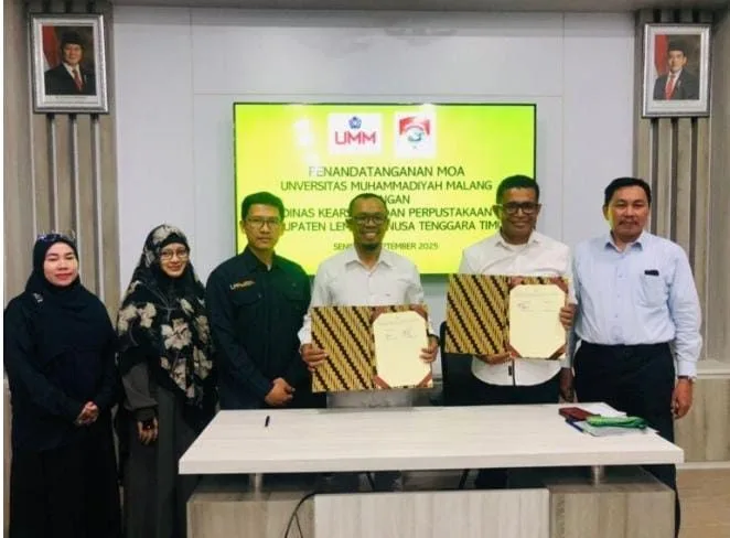 Kepala dinas Dan Perpustakaan Kabupaten Lembata Anselmus Asan Ola,AP.,M.Si sedang menandatangani perjanjian kerja sama dengan Universitas Muhammadiyah Malang 25 Oktober 2025 di Malang untuk membantu Gerakan Lembata Baca.