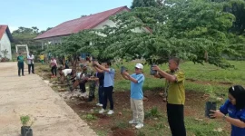 SMA Negeri 1 Rote Tengah menggelar kegiatan penanaman pohon bertema “Menanam Pohon Cinta Literasi Budaya” pada Sabtu (29/11/2025). Kegiatan ini berlangsung berkat kolaborasi antara PT Bo’a Development, Yayasan Kesejahteraan Rote Peduli, dan Rote Hospitality Academy.