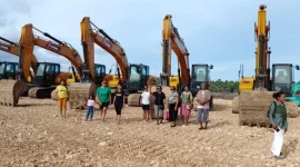 keterangan foto yang rapi dan layak untuk berita atau unggahan media sosial: Keterangan Foto: *Minggu, 8 November 2025 — Area tambak garam yang tengah dalam proses pembangunan mulai ramai dikunjungi masyarakat. Lokasi ini menawarkan panorama unik perpaduan antara laut, daratan, dan aktivitas industri garam yang menjadi daya tarik tersendiri bagi pengunjung.