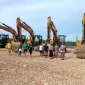 keterangan foto yang rapi dan layak untuk berita atau unggahan media sosial: Keterangan Foto: *Minggu, 8 November 2025 — Area tambak garam yang tengah dalam proses pembangunan mulai ramai dikunjungi masyarakat. Lokasi ini menawarkan panorama unik perpaduan antara laut, daratan, dan aktivitas industri garam yang menjadi daya tarik tersendiri bagi pengunjung.