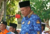 Sekretaris Daerah Kabupaten Rote Ndao, Drs. Jonas M. Selly, MM, selaku Inspektur Upacara,