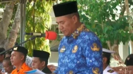 Sekretaris Daerah Kabupaten Rote Ndao, Drs. Jonas M. Selly, MM, selaku Inspektur Upacara,