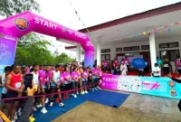 FUN RUN ROTE MALOLE 2025: Momen saat Bupati Rote Ndao Paulus Henuk hendak melepas secara resmi para peserta lomba lari Fun Run Rote Malole 2025 dari garis start.