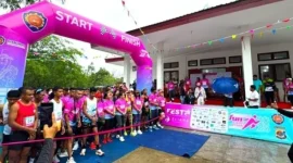 FUN RUN ROTE MALOLE 2025: Momen saat Bupati Rote Ndao Paulus Henuk hendak melepas secara resmi para peserta lomba lari Fun Run Rote Malole 2025 dari garis start.