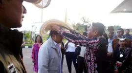 SAMBUTAN HANGAT: Bupati Rote Ndao, Paulus Henuk, SH, memasangkan topi Ti’i Langga kepada Menteri Ekonomi Kreatif, Teuku Riefky Harsya, sebagai cenderamata dan tanda penghormatan khas Rote.