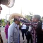 SAMBUTAN HANGAT: Bupati Rote Ndao, Paulus Henuk, SH, memasangkan topi Ti’i Langga kepada Menteri Ekonomi Kreatif, Teuku Riefky Harsya, sebagai cenderamata dan tanda penghormatan khas Rote.