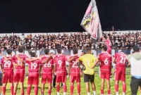Usai Pertandingan skuat Tim dan Official Perse Ende menyapa khusus kepada Ultras Red Boys 58 yang memenuhi Stadion Marilonga (foto: RW/RRI)