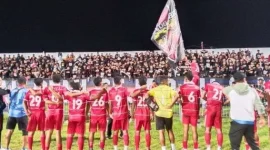 Usai Pertandingan skuat Tim dan Official Perse Ende menyapa khusus kepada Ultras Red Boys 58 yang memenuhi Stadion Marilonga (foto: RW/RRI)