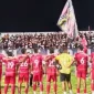 Usai Pertandingan skuat Tim dan Official Perse Ende menyapa khusus kepada Ultras Red Boys 58 yang memenuhi Stadion Marilonga (foto: RW/RRI)