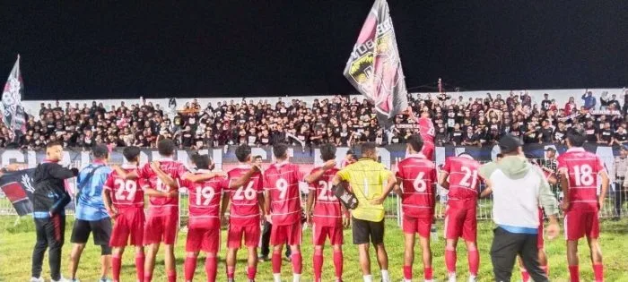 Usai Pertandingan skuat Tim dan Official Perse Ende menyapa khusus kepada Ultras Red Boys 58 yang memenuhi Stadion Marilonga (foto: RW/RRI)