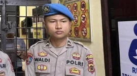 Keterangan Foto: Dilansir detikSumbagsel, Bripda Waldi ditangkap oleh tim gabungan Polres Bungo dan Polres Tebo di kosannya di wilayah Tebo Tengah pada Minggu (2/11). Tersangka kini diamankan untuk pemeriksaan lebih lanjut terkait kasus pembunuhan dosen wanita