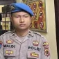 Keterangan Foto: Dilansir detikSumbagsel, Bripda Waldi ditangkap oleh tim gabungan Polres Bungo dan Polres Tebo di kosannya di wilayah Tebo Tengah pada Minggu (2/11). Tersangka kini diamankan untuk pemeriksaan lebih lanjut terkait kasus pembunuhan dosen wanita
