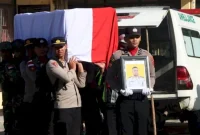 Keterangan Foto: Jenazah Bripka (Anumerta) Ronald M. Enok, anggota Polres Puncak Jaya yang gugur dalam tugas, diterbangkan dari Kabupaten Puncak Jaya menuju Bandara Sentani, Kabupaten Jayapura, pada Rabu, 22 Januari 2025. Prosesi penghormatan terakhir dilakukan di Mako Polres Puncak Jaya.