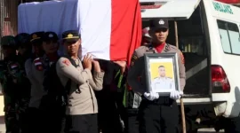 Keterangan Foto: Jenazah Bripka (Anumerta) Ronald M. Enok, anggota Polres Puncak Jaya yang gugur dalam tugas, diterbangkan dari Kabupaten Puncak Jaya menuju Bandara Sentani, Kabupaten Jayapura, pada Rabu, 22 Januari 2025. Prosesi penghormatan terakhir dilakukan di Mako Polres Puncak Jaya.