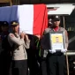 Keterangan Foto: Jenazah Bripka (Anumerta) Ronald M. Enok, anggota Polres Puncak Jaya yang gugur dalam tugas, diterbangkan dari Kabupaten Puncak Jaya menuju Bandara Sentani, Kabupaten Jayapura, pada Rabu, 22 Januari 2025. Prosesi penghormatan terakhir dilakukan di Mako Polres Puncak Jaya.