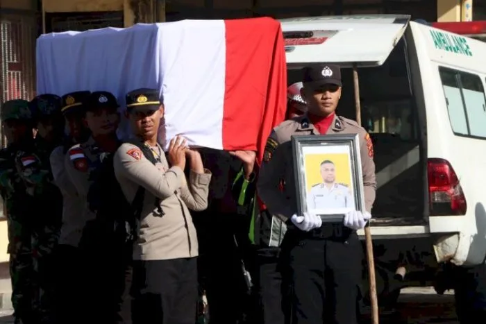 Keterangan Foto: Jenazah Bripka (Anumerta) Ronald M. Enok, anggota Polres Puncak Jaya yang gugur dalam tugas, diterbangkan dari Kabupaten Puncak Jaya menuju Bandara Sentani, Kabupaten Jayapura, pada Rabu, 22 Januari 2025. Prosesi penghormatan terakhir dilakukan di Mako Polres Puncak Jaya.