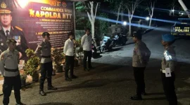 Keterangan Foto: Propam Polres Rote Ndao melakukan pengawasan rutin terhadap pengecekan piket jaga malam yang dipimpin Pamapta Polres Rote Ndao, Ipda Maxi Lona, sebagai komitmen meningkatkan disiplin anggota di awal Desember 2025.