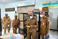 **Keterangan Foto:** Bupati Lembata P. Kanisius Tuaq, didampingi Inspektur Daerah Patrisius Emi Ujan, meninjau gudang obat Dinas Kesehatan untuk memastikan ketersediaan obat menjelang akhir 2025 dan awal 2026.