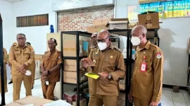 **Keterangan Foto:** Bupati Lembata P. Kanisius Tuaq, didampingi Inspektur Daerah Patrisius Emi Ujan, meninjau gudang obat Dinas Kesehatan untuk memastikan ketersediaan obat menjelang akhir 2025 dan awal 2026.