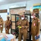 **Keterangan Foto:** Bupati Lembata P. Kanisius Tuaq, didampingi Inspektur Daerah Patrisius Emi Ujan, meninjau gudang obat Dinas Kesehatan untuk memastikan ketersediaan obat menjelang akhir 2025 dan awal 2026.