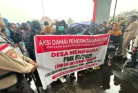 Keterangan Foto:. Ratusan peserta Aksi Damai APDESI Lembata menyampaikan aspirasi terkait PMK 81/2025 di Kantor Bupati Lembata, sementara Bupati Kanisius Tuaq menegaskan komitmennya memperjuangkan suara desa.