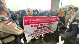 Keterangan Foto:. Ratusan peserta Aksi Damai APDESI Lembata menyampaikan aspirasi terkait PMK 81/2025 di Kantor Bupati Lembata, sementara Bupati Kanisius Tuaq menegaskan komitmennya memperjuangkan suara desa.