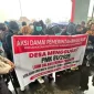 Keterangan Foto:. Ratusan peserta Aksi Damai APDESI Lembata menyampaikan aspirasi terkait PMK 81/2025 di Kantor Bupati Lembata, sementara Bupati Kanisius Tuaq menegaskan komitmennya memperjuangkan suara desa.