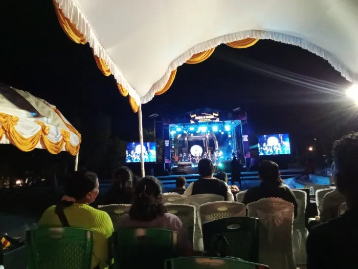 Keterangan Foto: Institut Agama Kristen Negeri (IAKN) Kupang menggelar konser musik kampus bertajuk “Nada dan Emosi: Melodi untuk Bumi, Harmoni untuk Sesama” di Taman Nostalgia Kupang, Kamis (11/12/2025), sebagai ajang unjuk bakat talenta seni Fakultas Seni Keagamaan Kristen (FSKK) sekaligus upaya mendekatkan kampus dengan masyarakat luas.
